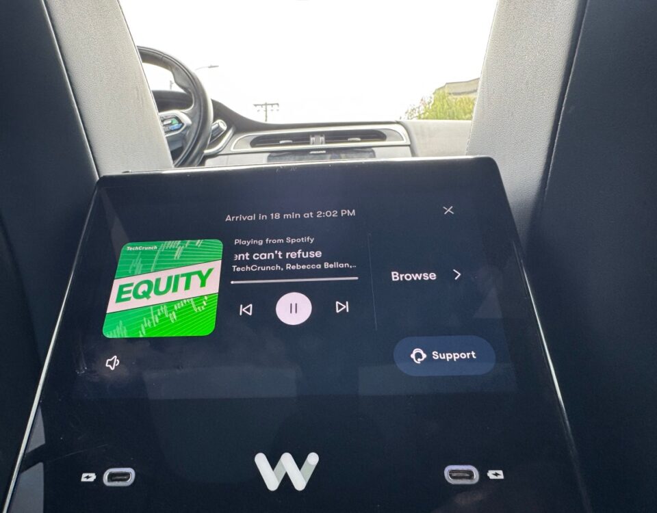 يتمتع Waymo أخيرًا بتجربة موسيقى تستحق الروبوتاكسي